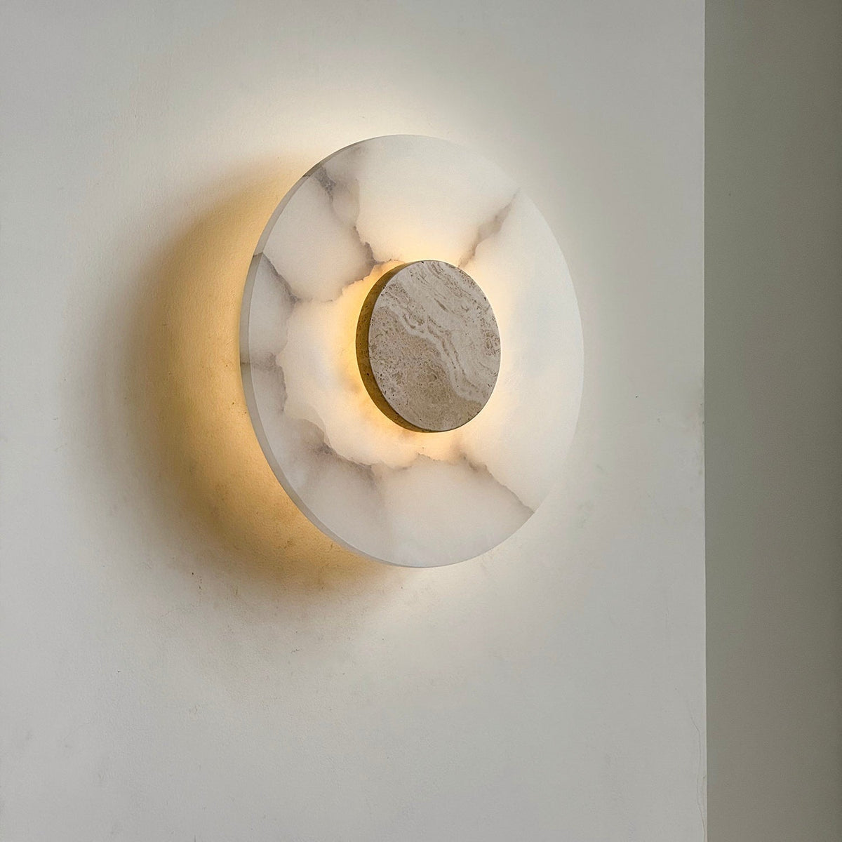 Rauduvyi moderne minimalistisk alabastervæglampe