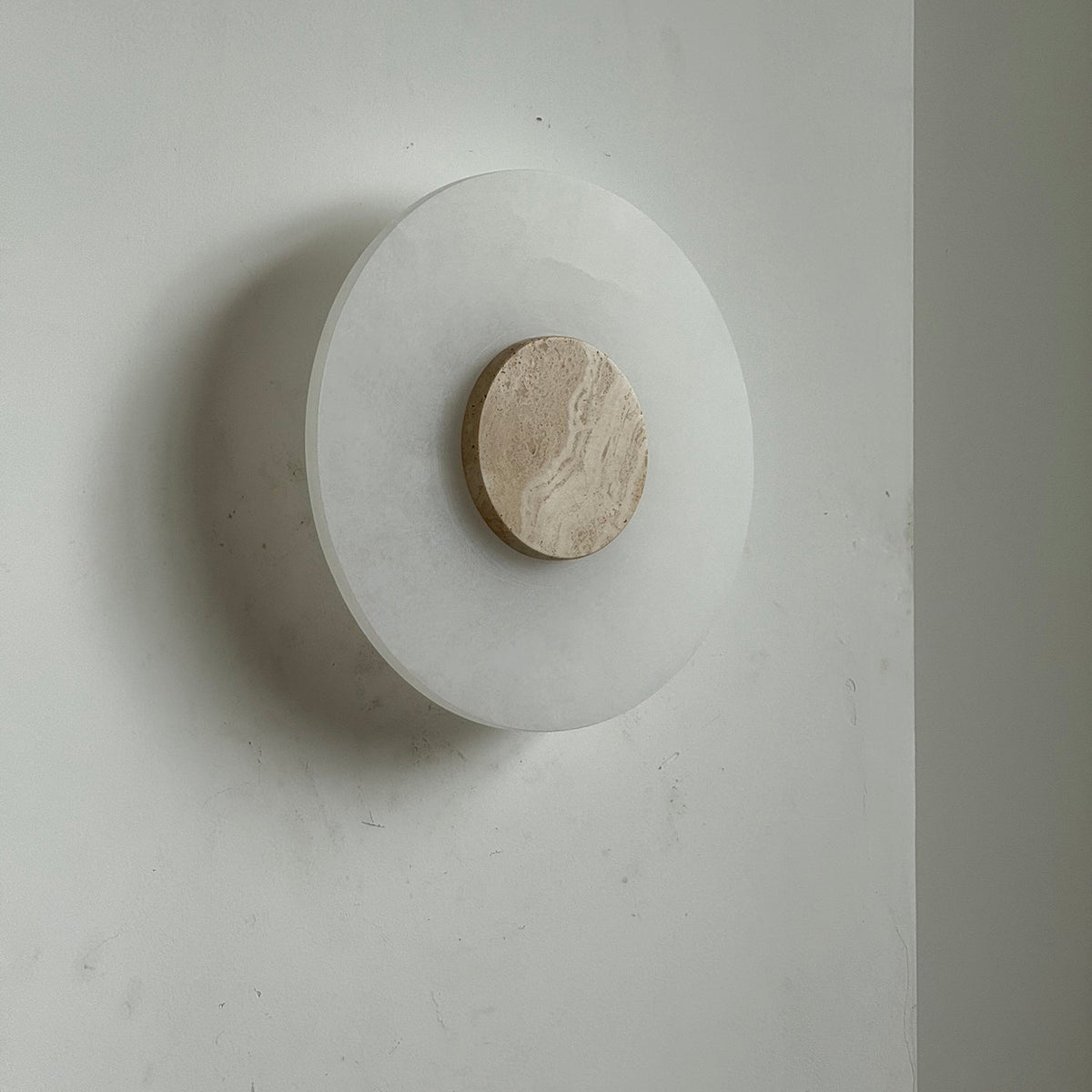 Rauduvyi moderne minimalistisk alabastervæglampe