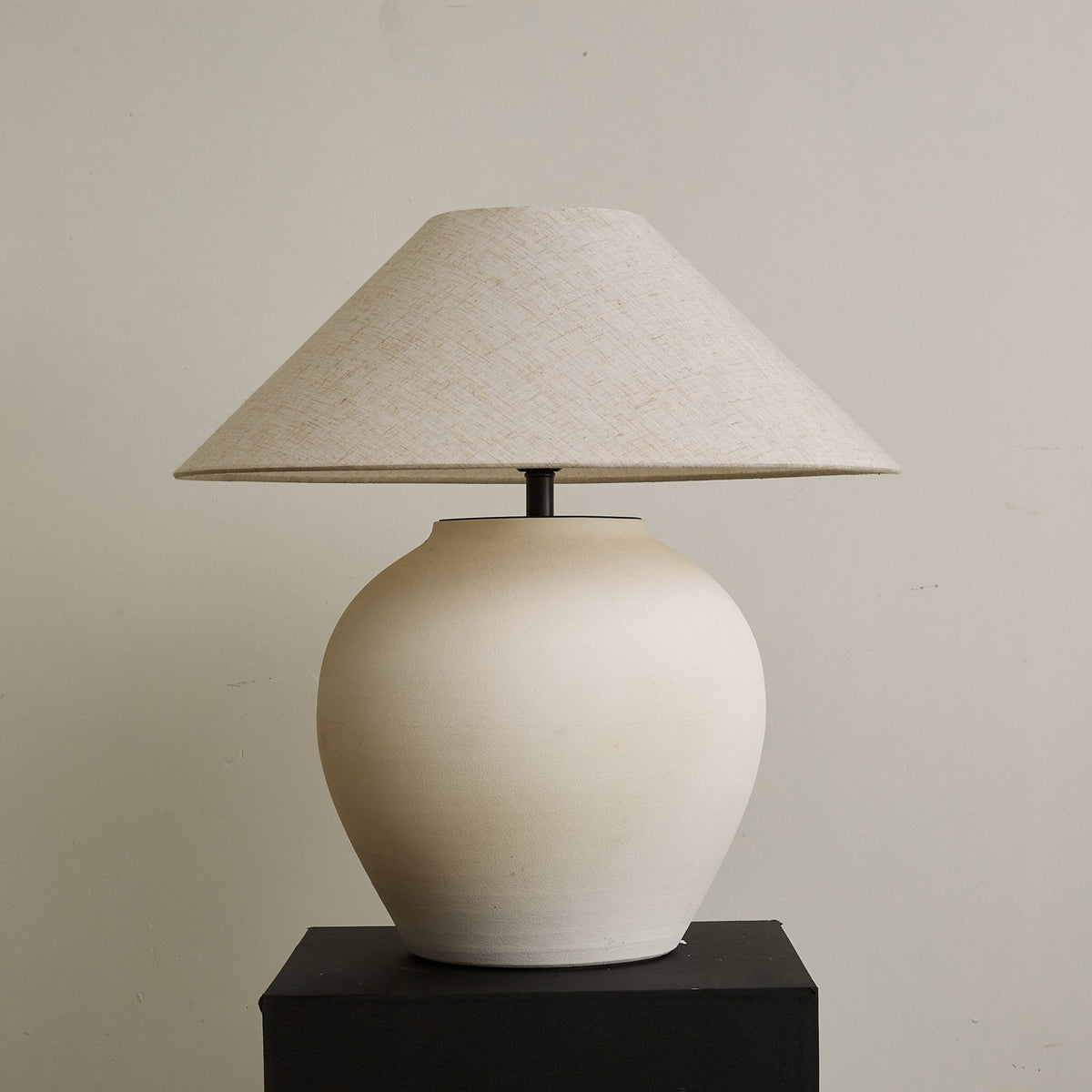 Clay minimalistisk konformad bordslampa