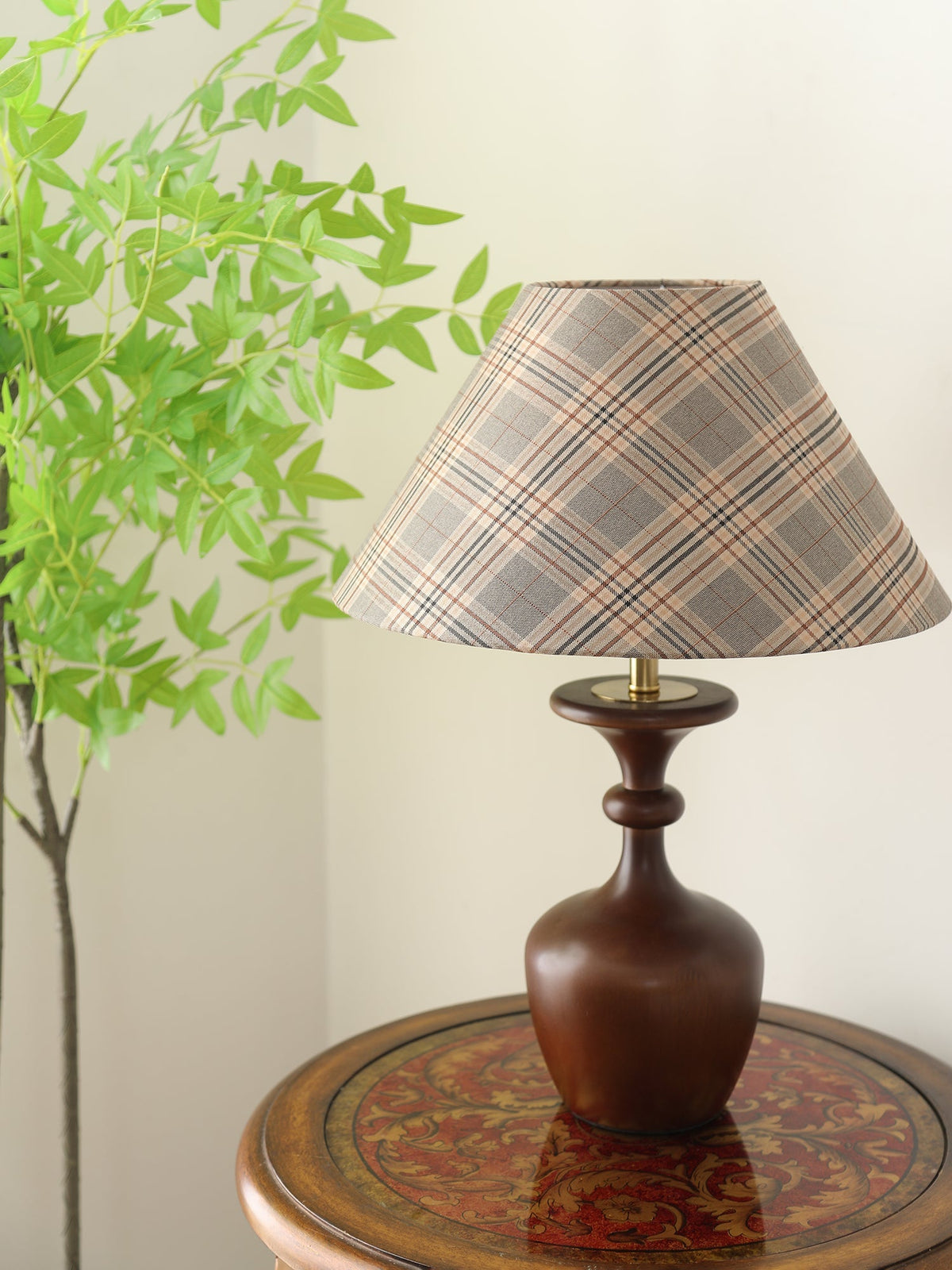 Alina klassisk bordlampe i træ og stof