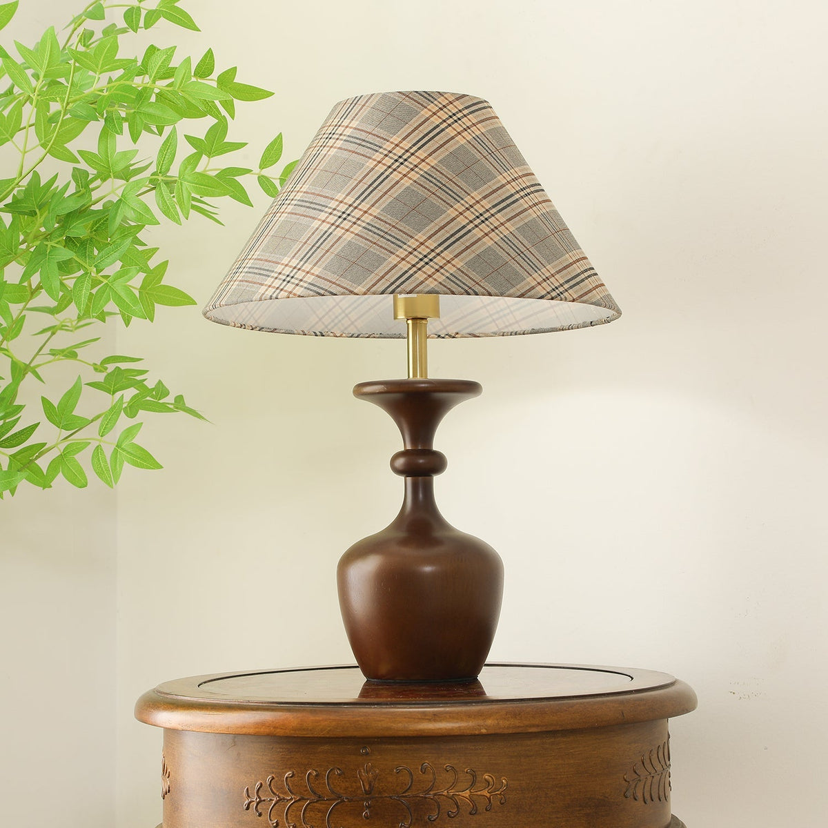 Alina klassisk bordlampe i træ og stof