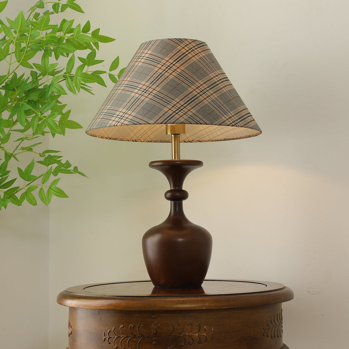 Alina klassisk bordlampe i træ og stof