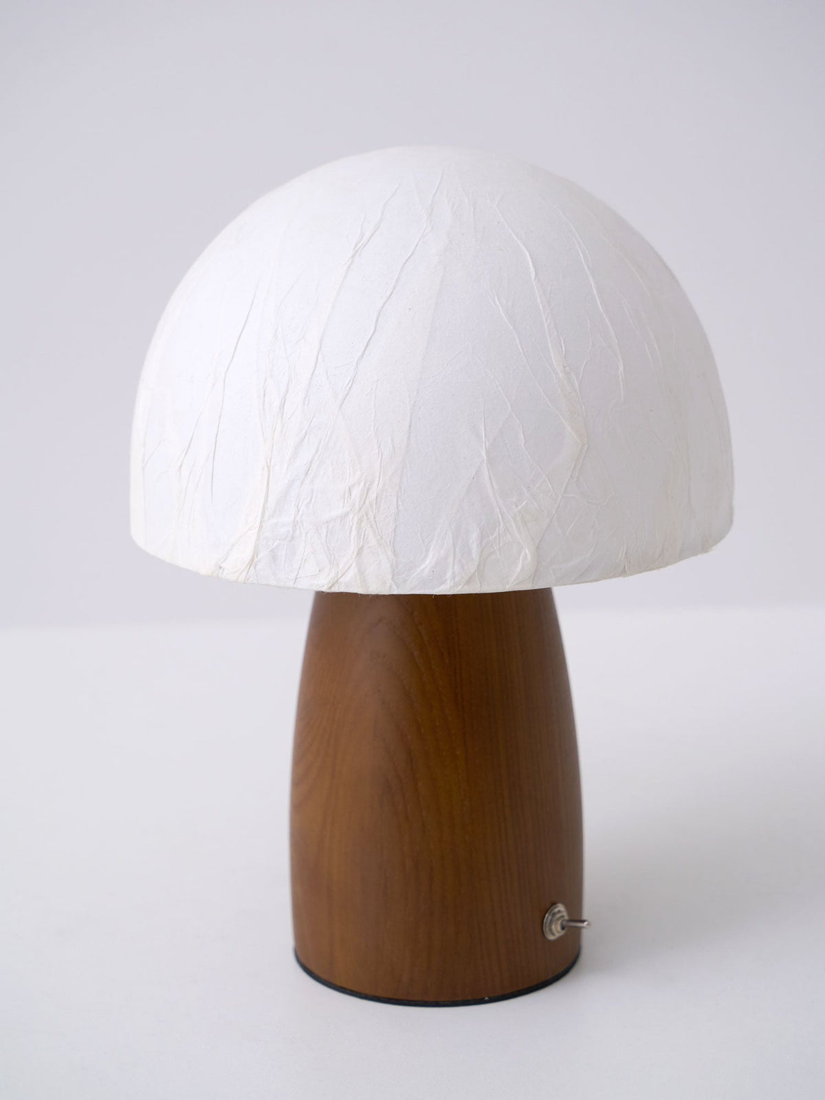 Nimbus bordslampa i trä och tyg