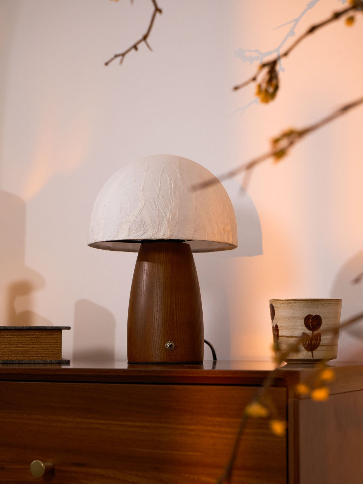 Nimbus bordslampa i trä och tyg