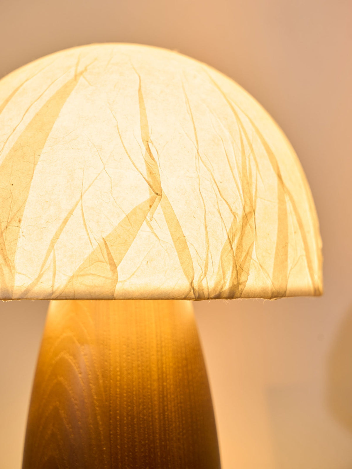 Nimbus bordslampa i trä och tyg