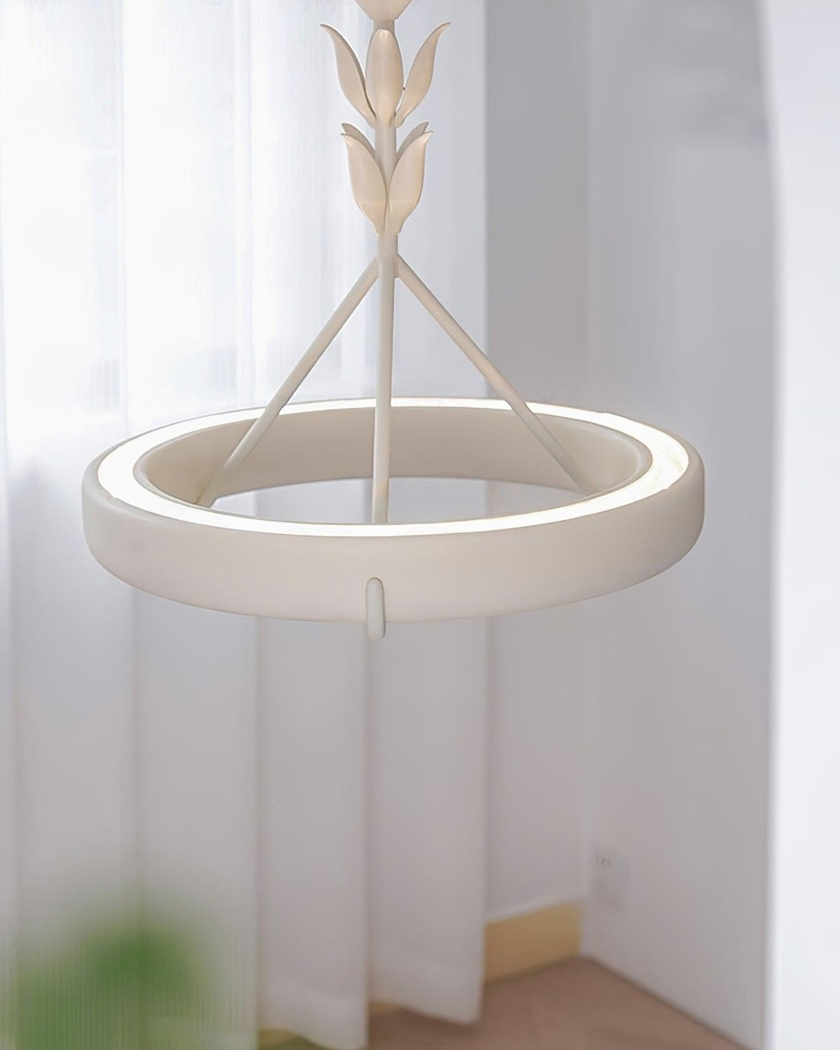 Eixor lysekrone i hvidt gips med blomstermotiv, minimalistisk