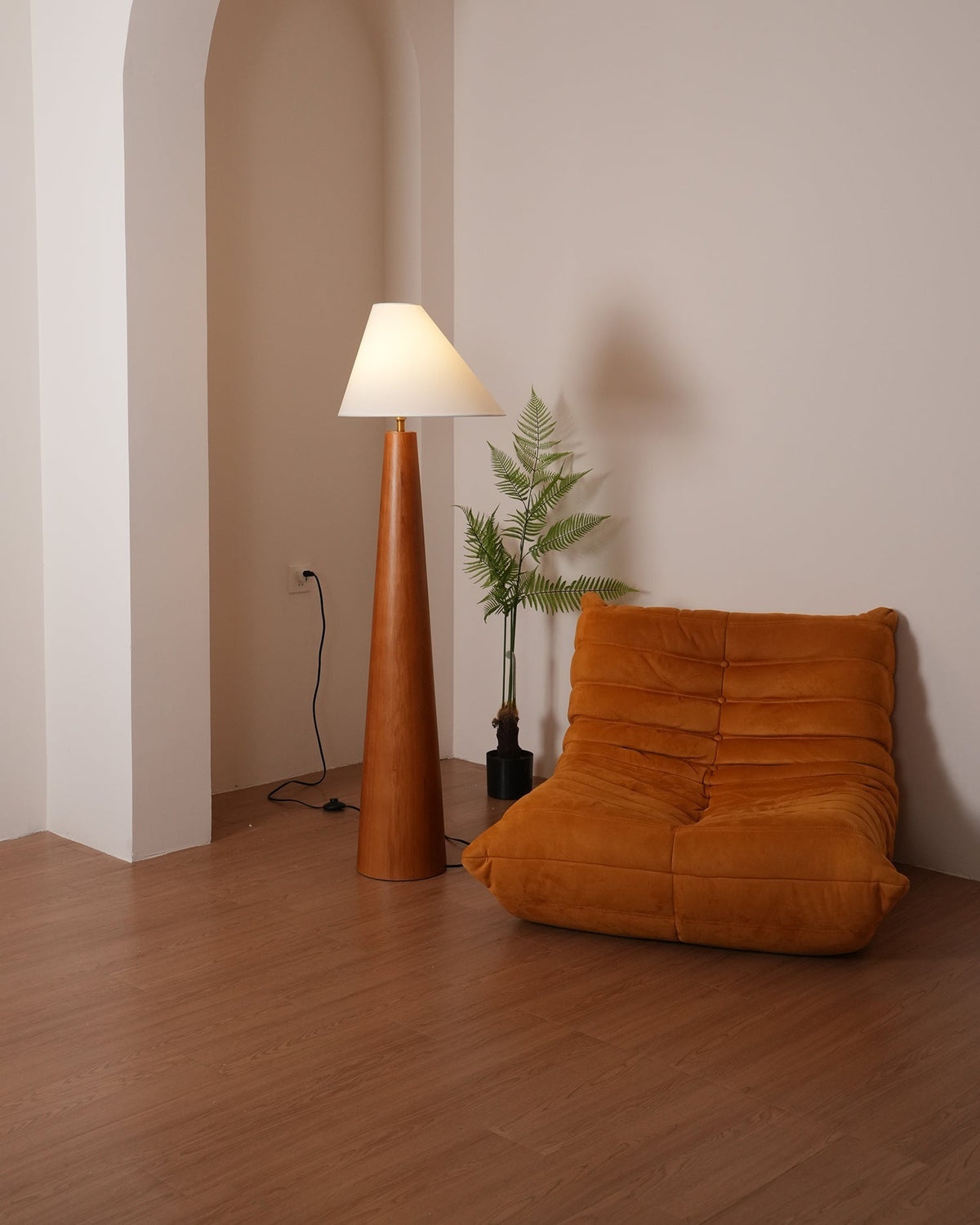 Pinnacle minimalistisk gulvlampe i træ