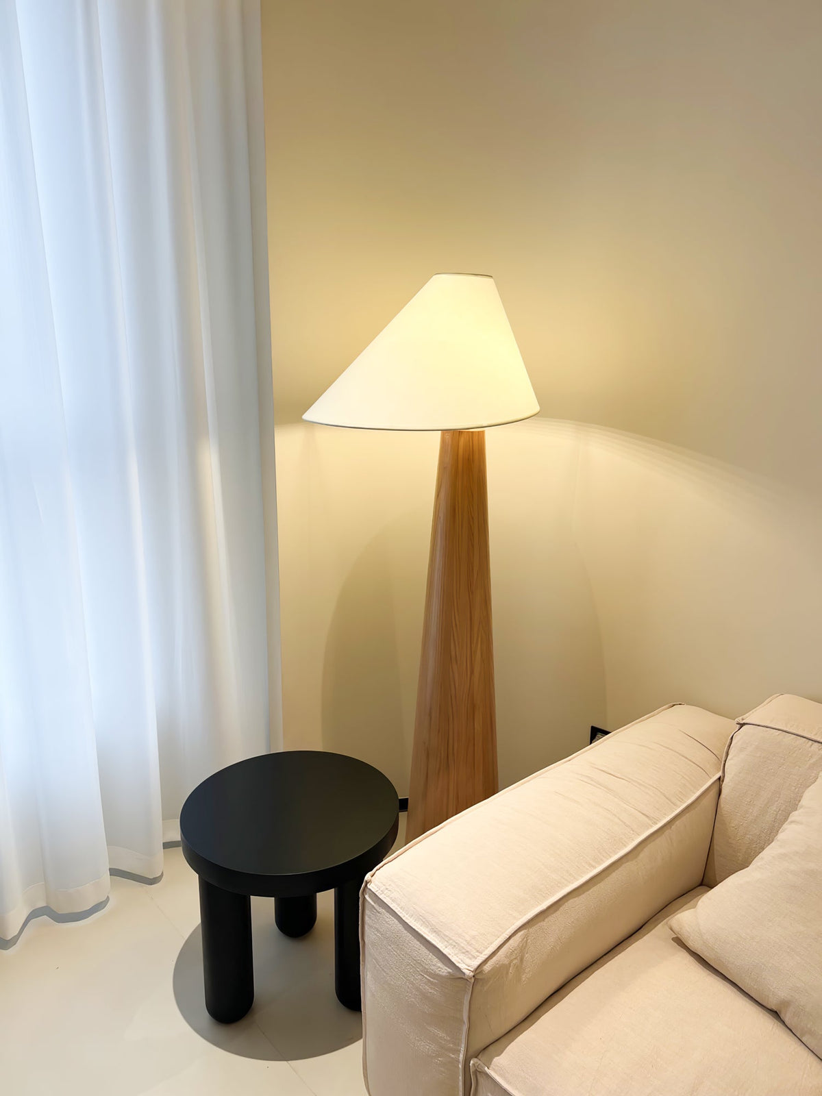Pinnacle minimalistisk gulvlampe i træ
