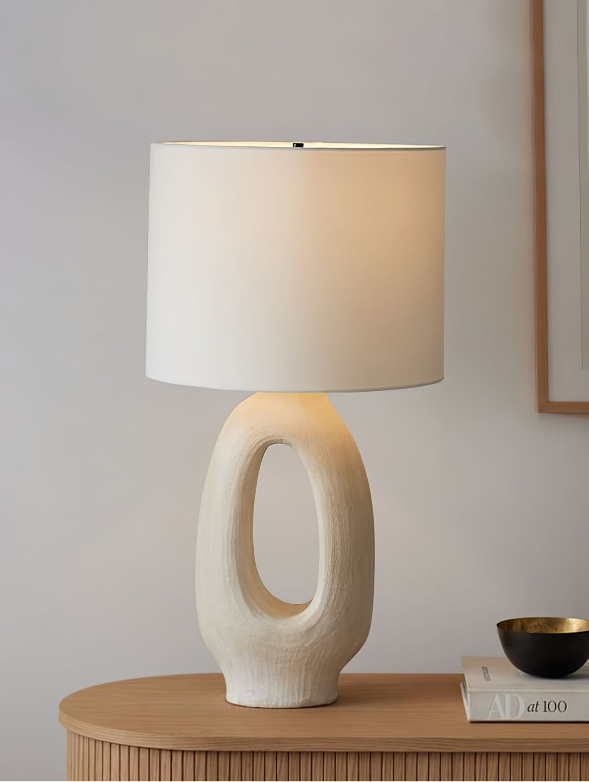 Lumestic skulpturel bordlampe i resin og stof