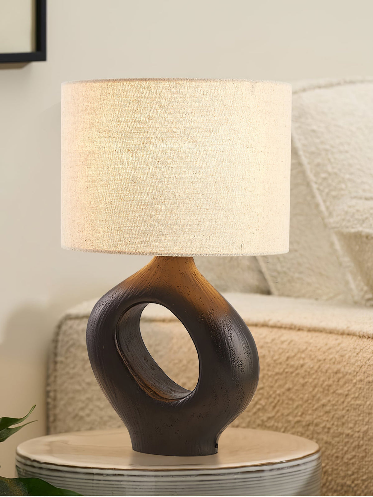 Lumestic skulpturel bordlampe i resin og stof