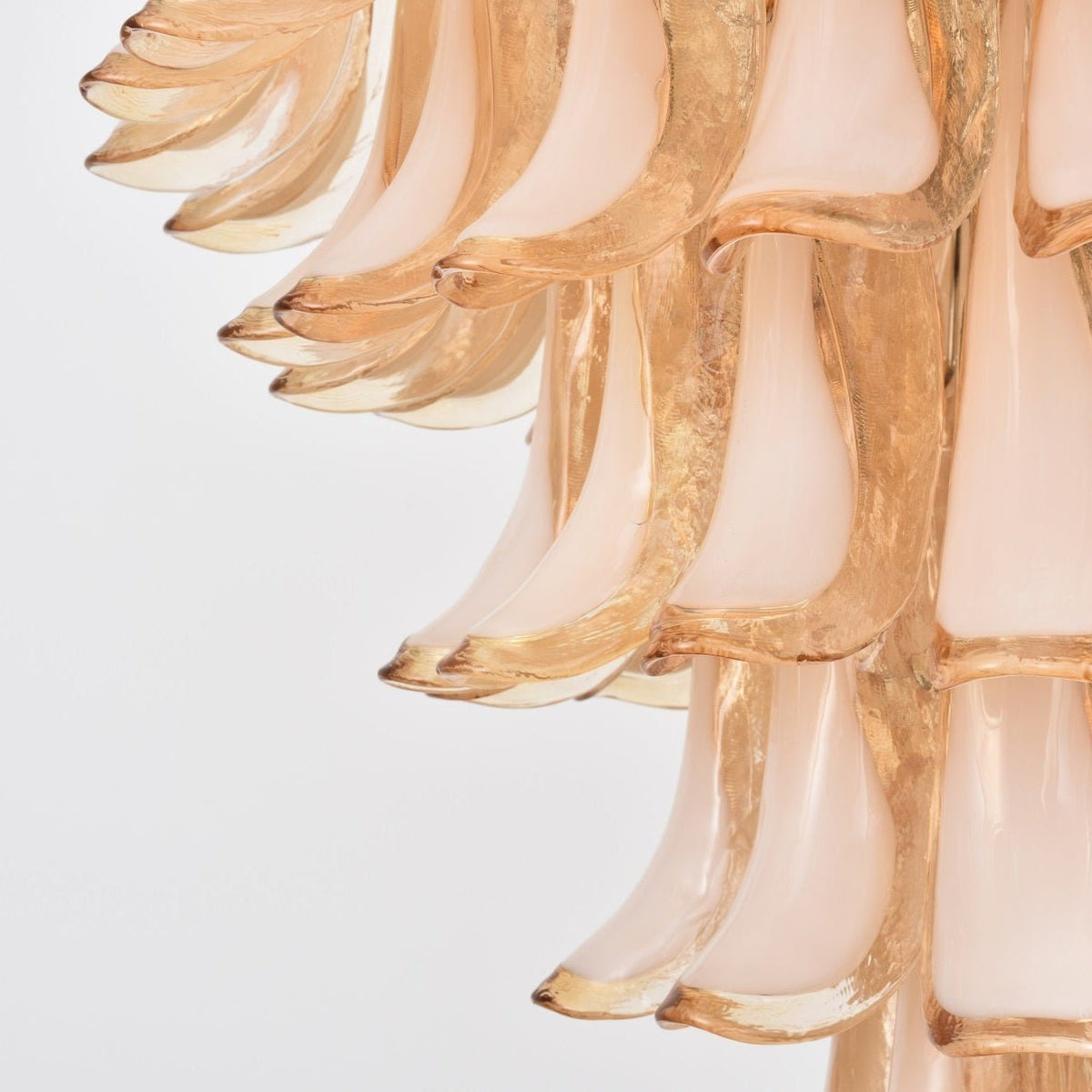Celalian lysekrone i ravfarvet Murano-glas med lagdelte kronblade