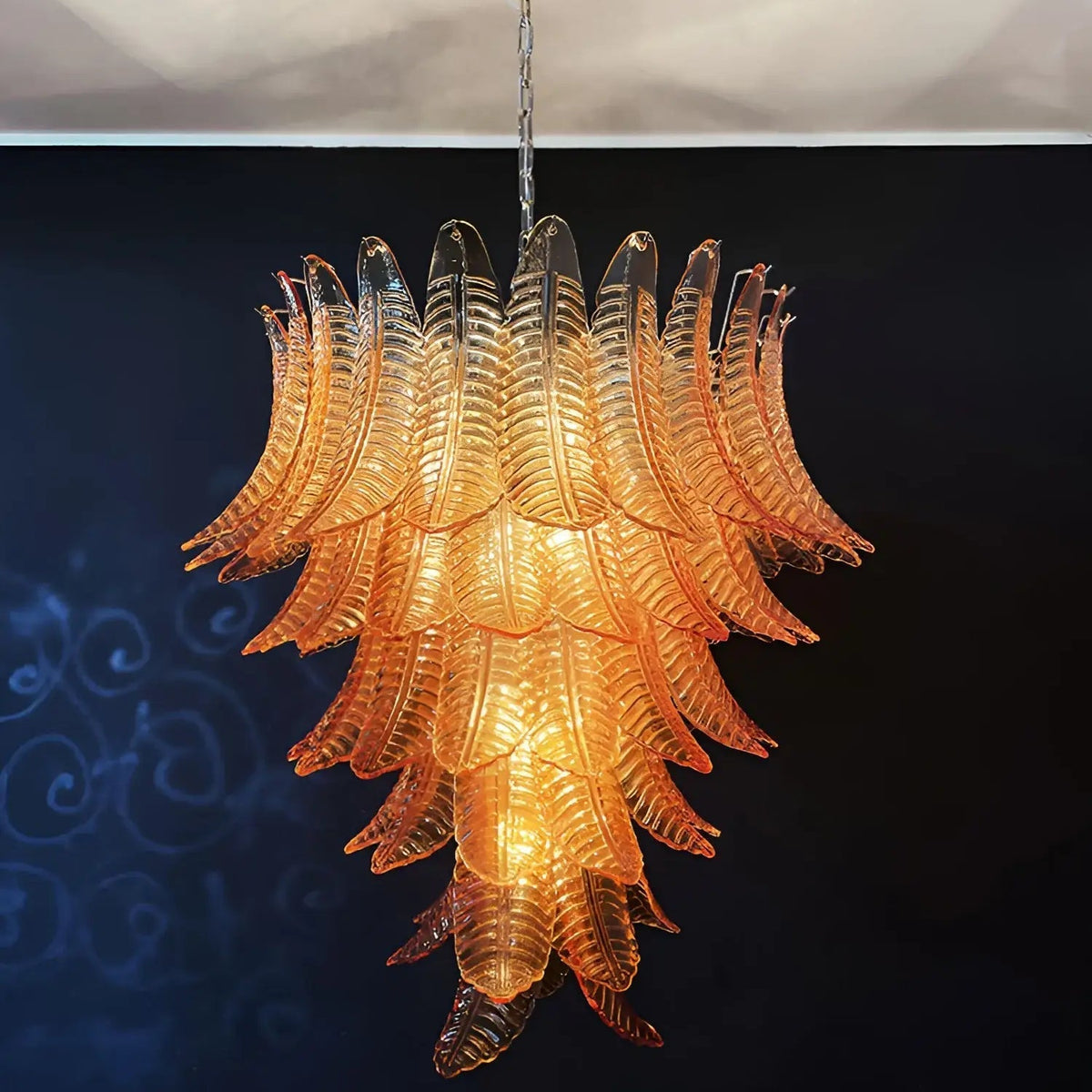 Veleena lysekrone med lagdelte blade i ravfarvet Murano-glas