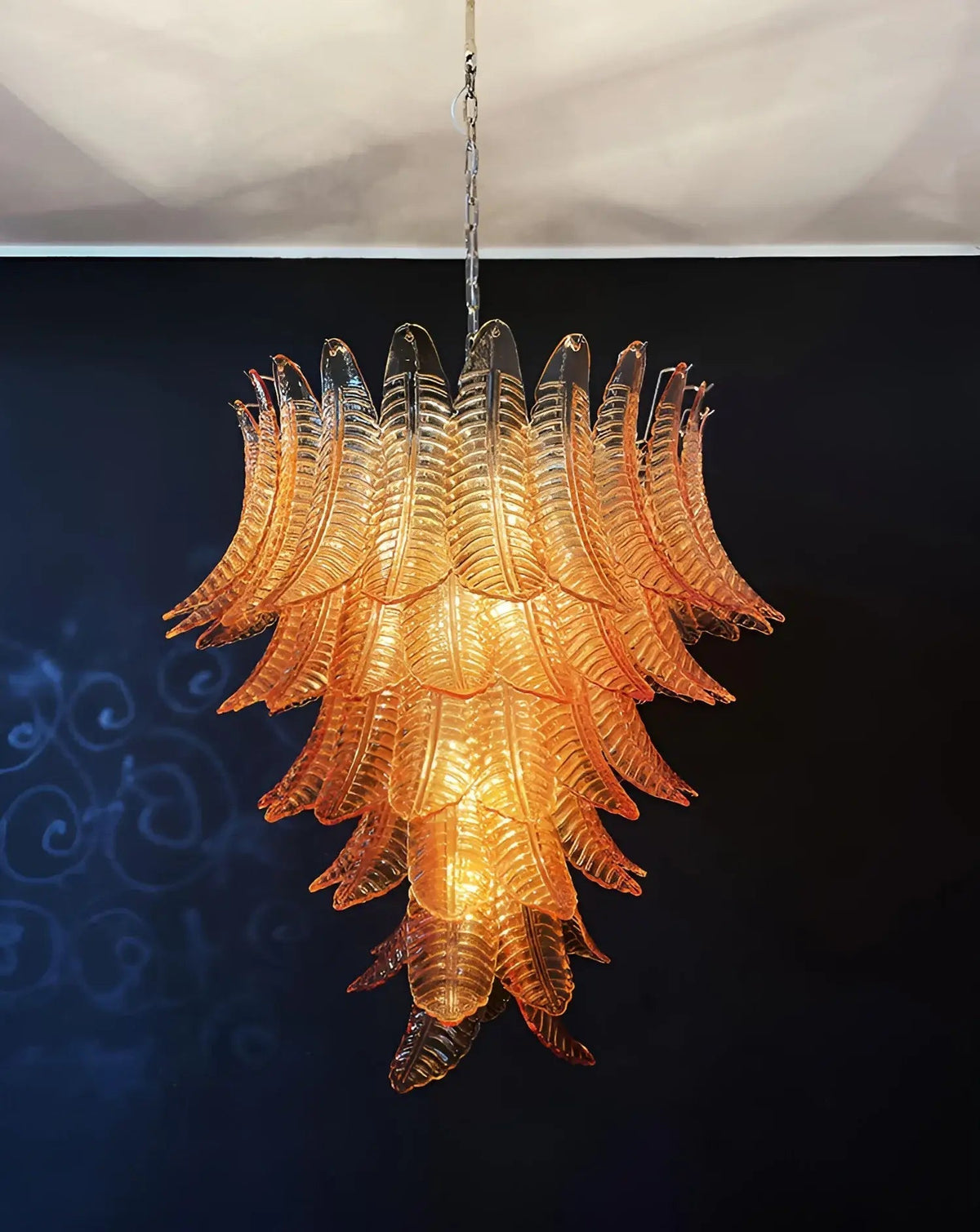 Veleena lysekrone med lagdelte blade i ravfarvet Murano-glas