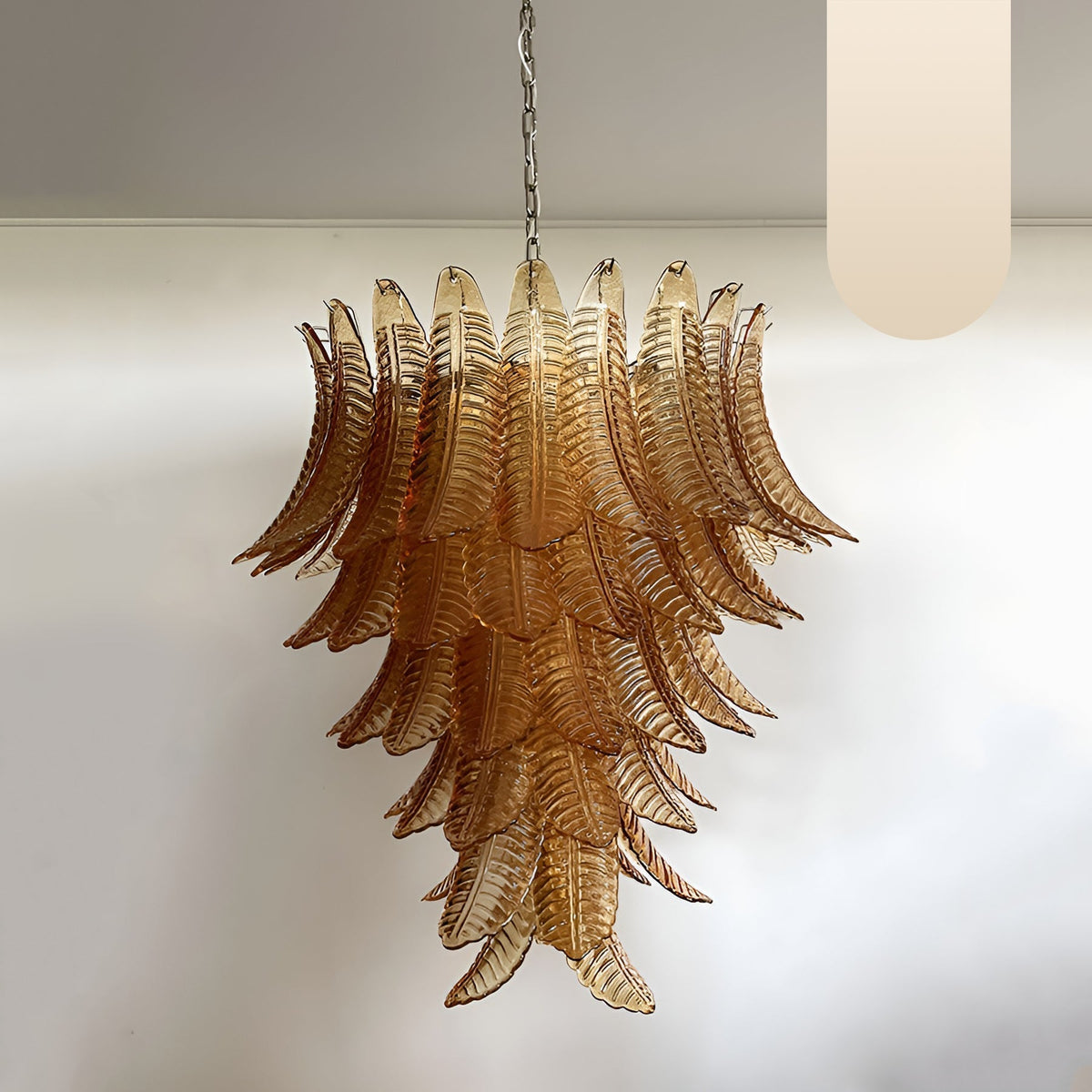 Veleena lysekrone med lagdelte blade i ravfarvet Murano-glas