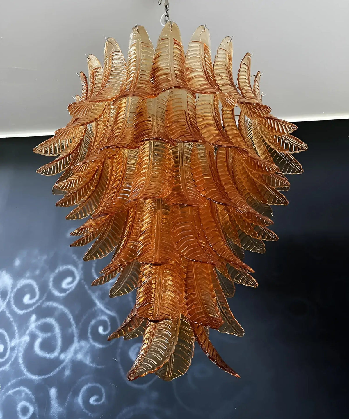 Veleena lysekrone med lagdelte blade i ravfarvet Murano-glas