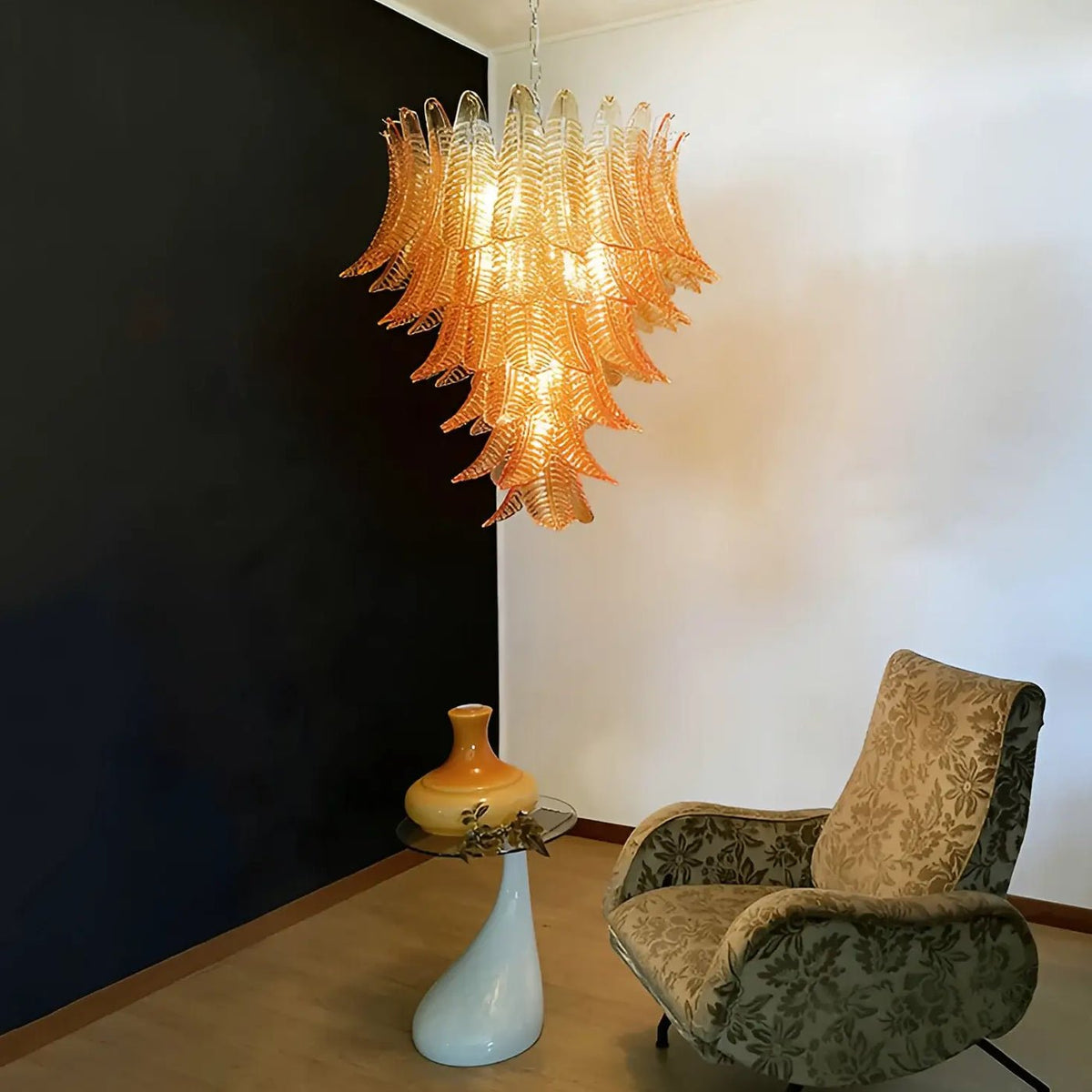 Veleena lysekrone med lagdelte blade i ravfarvet Murano-glas