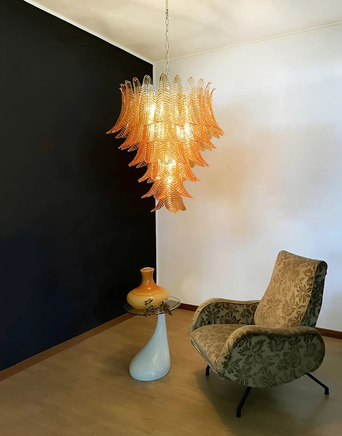Veleena lysekrone med lagdelte blade i ravfarvet Murano-glas