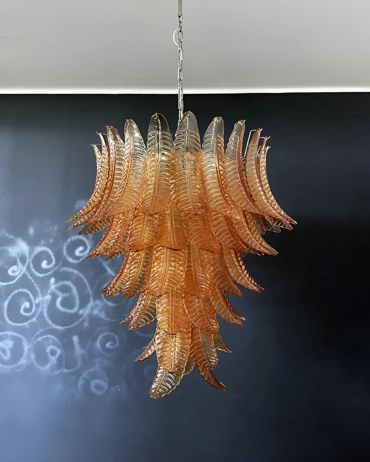 Veleena lysekrone med lagdelte blade i ravfarvet Murano-glas
