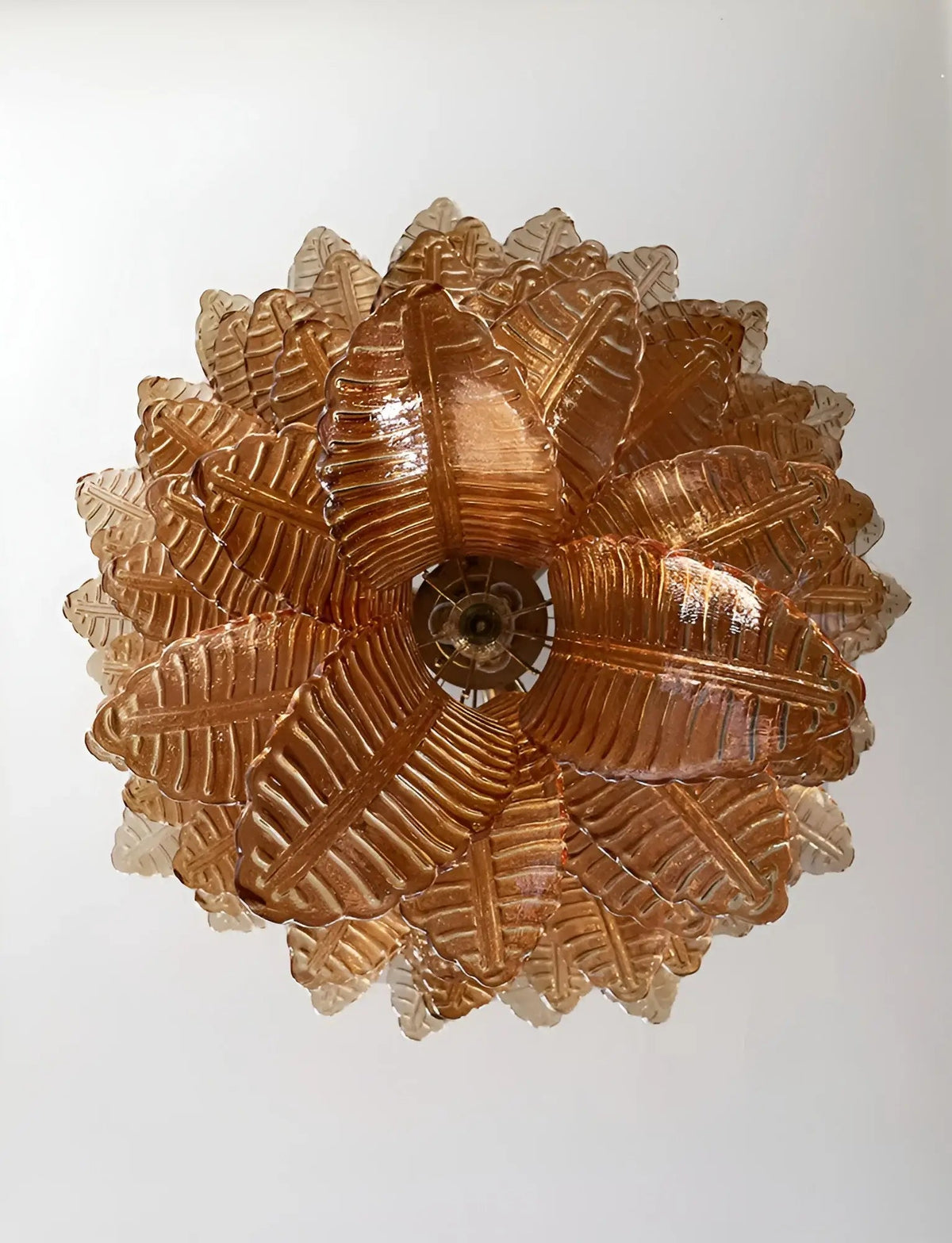 Veleena lysekrone med lagdelte blade i ravfarvet Murano-glas