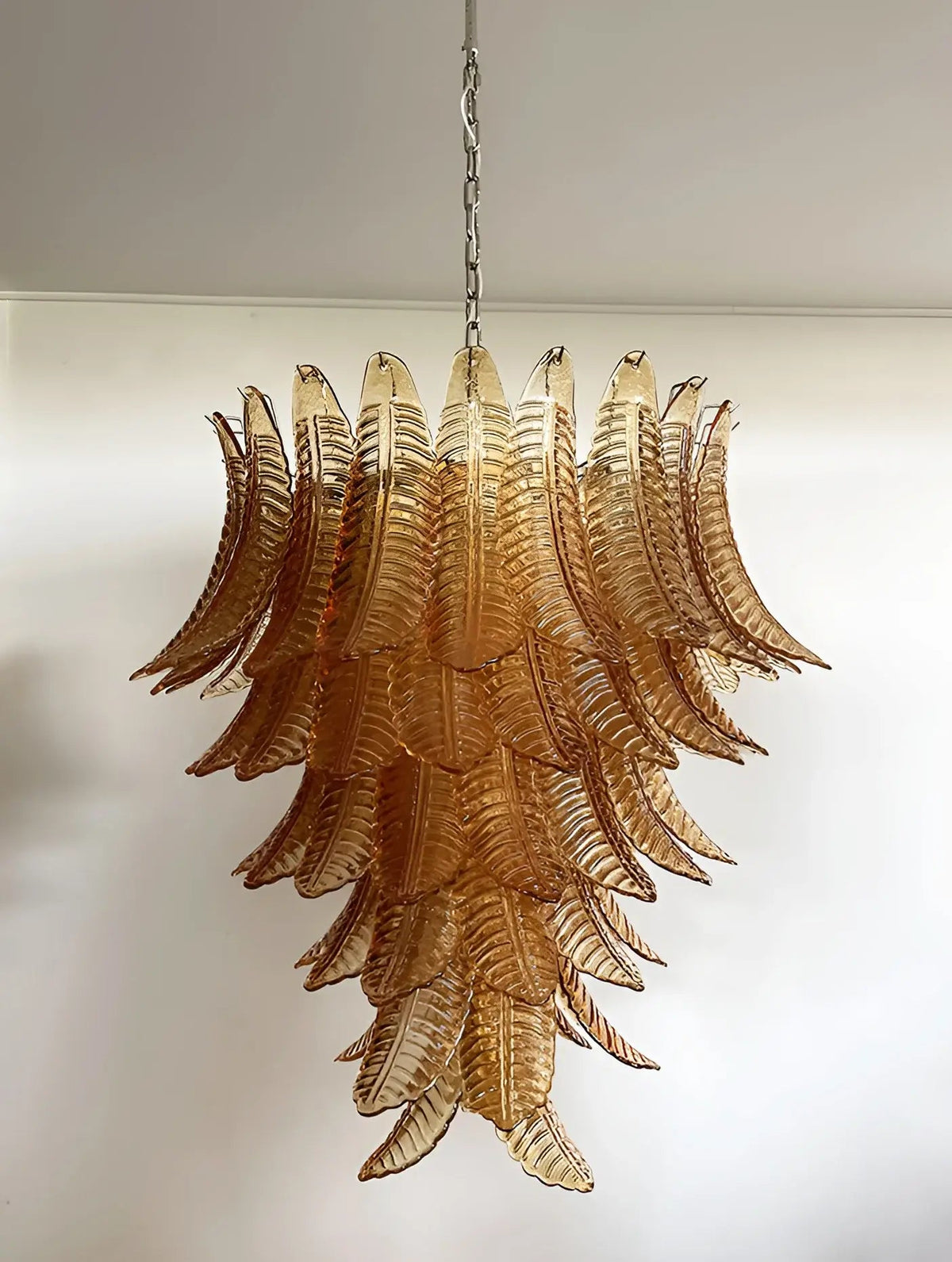 Veleena lysekrone med lagdelte blade i ravfarvet Murano-glas