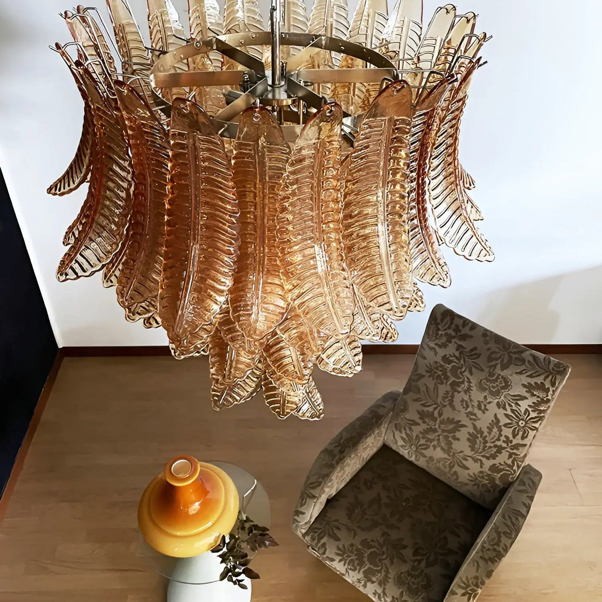 Veleena lysekrone med lagdelte blade i ravfarvet Murano-glas