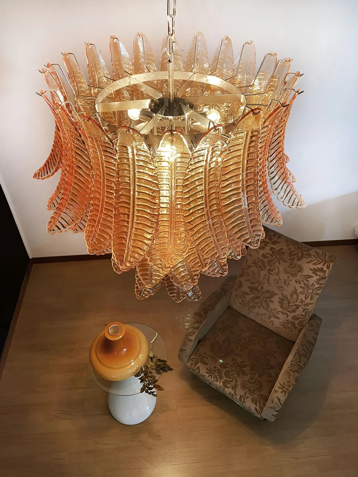 Veleena lysekrone med lagdelte blade i ravfarvet Murano-glas