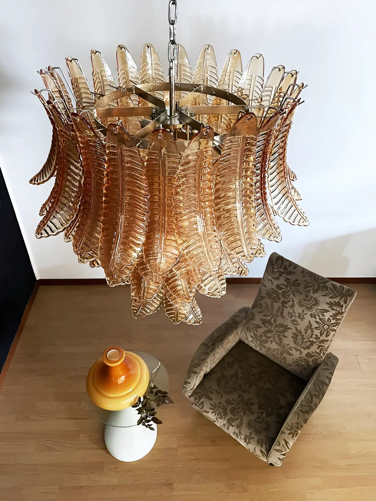 Veleena lysekrone med lagdelte blade i ravfarvet Murano-glas