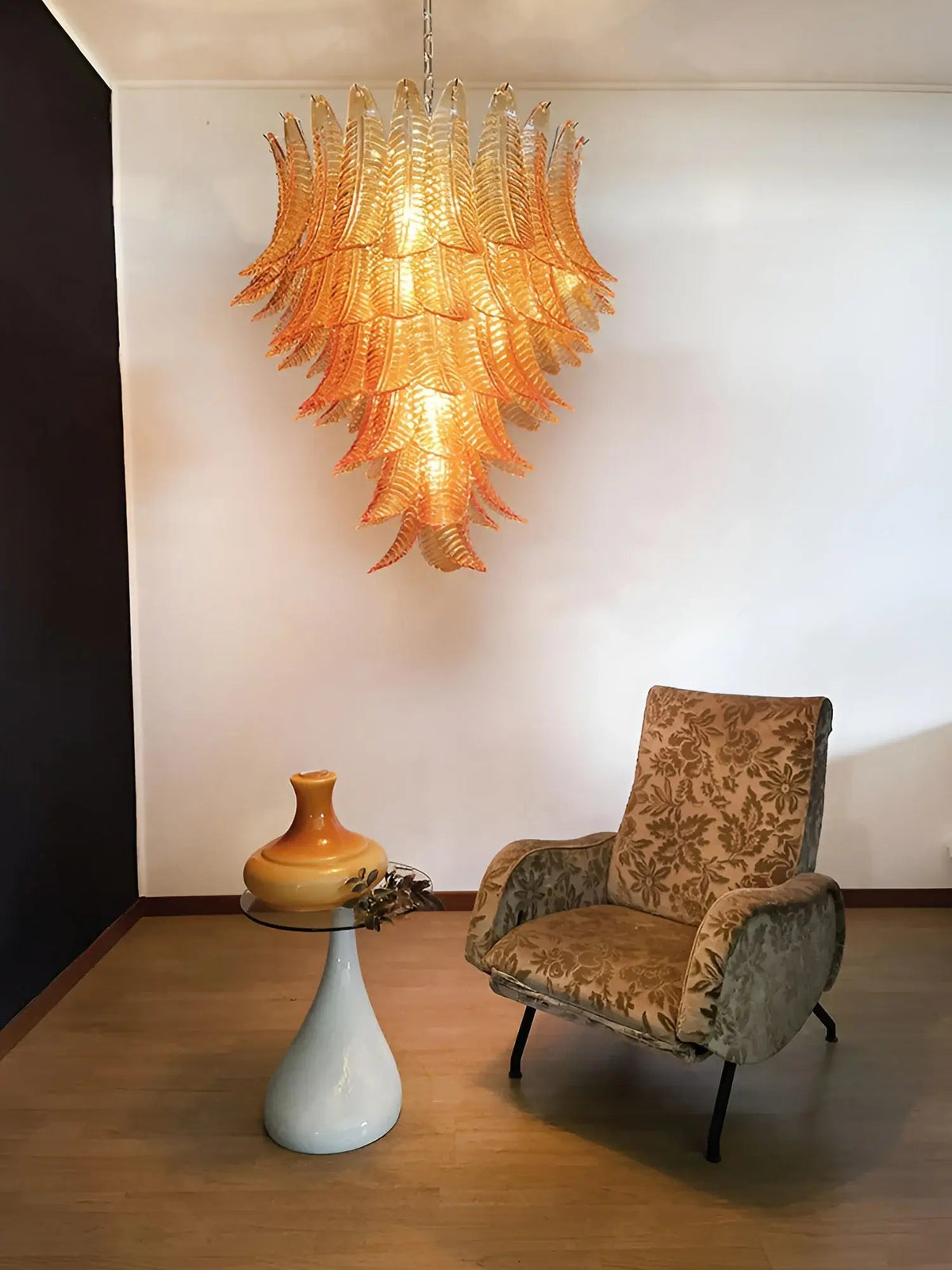 Veleena lysekrone med lagdelte blade i ravfarvet Murano-glas