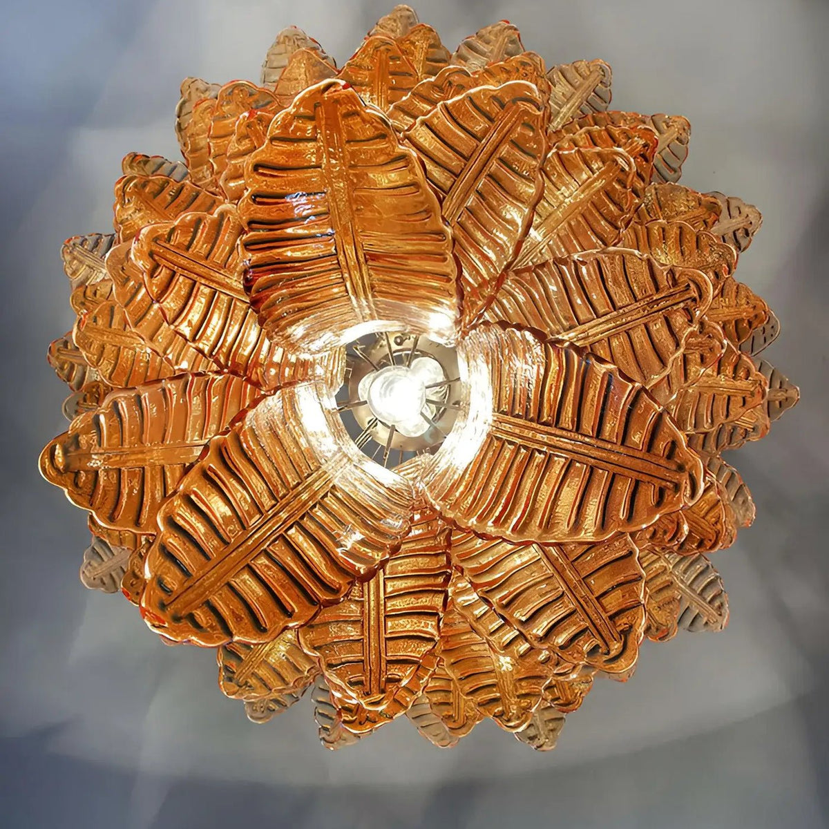 Veleena lysekrone med lagdelte blade i ravfarvet Murano-glas