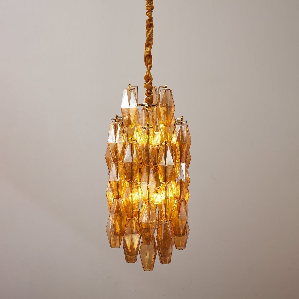 Lioraian lysekrone ravgul prisme lange kaskaderende glas vintage