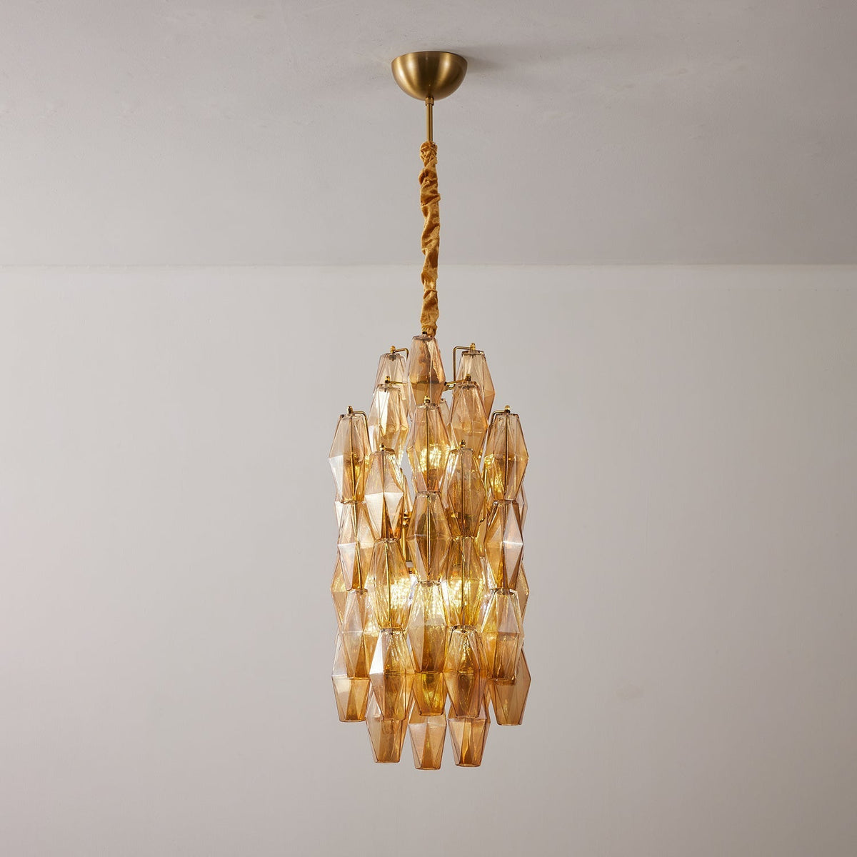Lioraian lysekrone ravgul prisme lange kaskaderende glas vintage