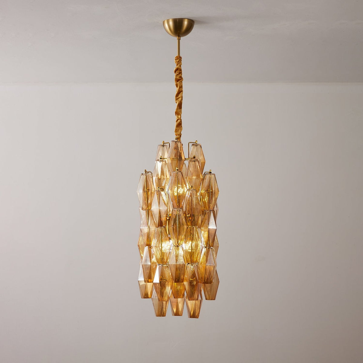Lioraian lysekrone ravgul prisme lange kaskaderende glas vintage