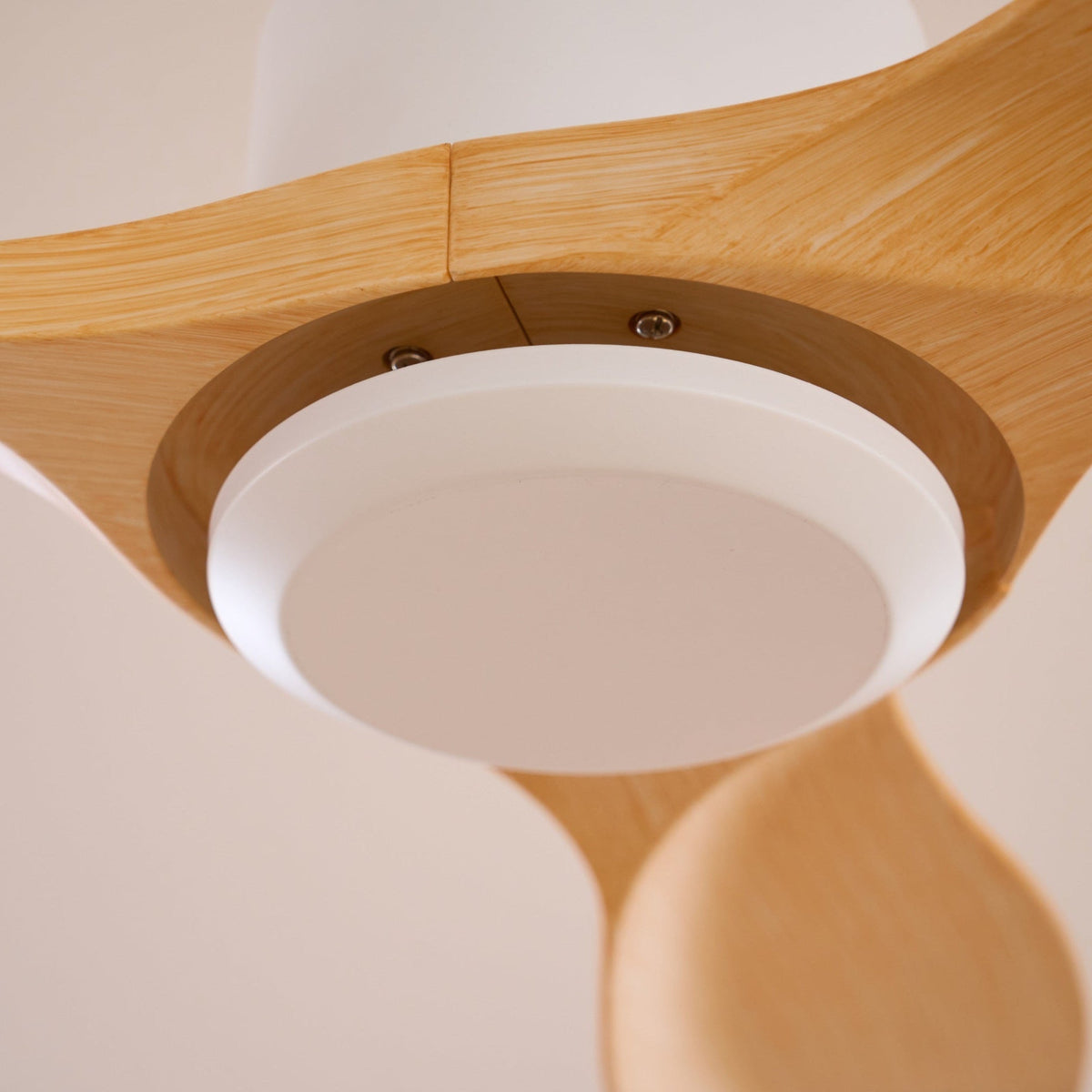 Ventoinha de teto minimalista em madeira Aldaine