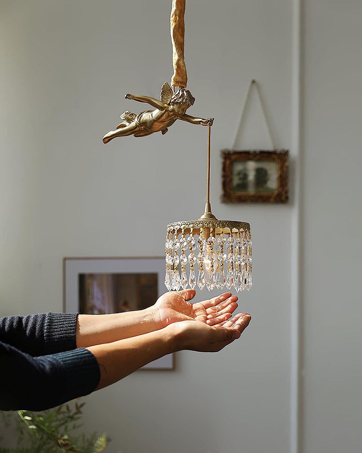 Calytra kunstnerisk pendellampe i messing og krystal