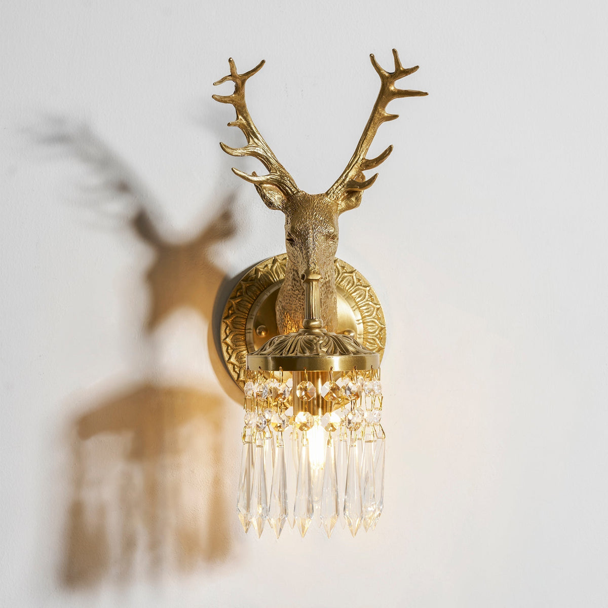 Vegg-lampi með hornum og kristal