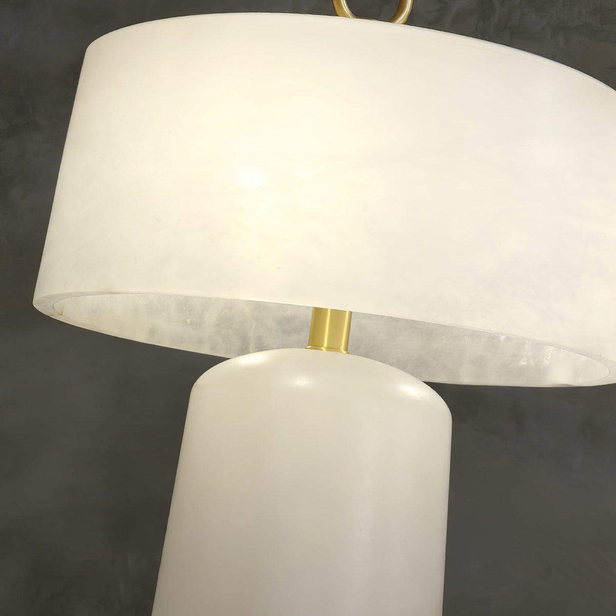 Eurvynyra bordslampa med trumma i alabaster