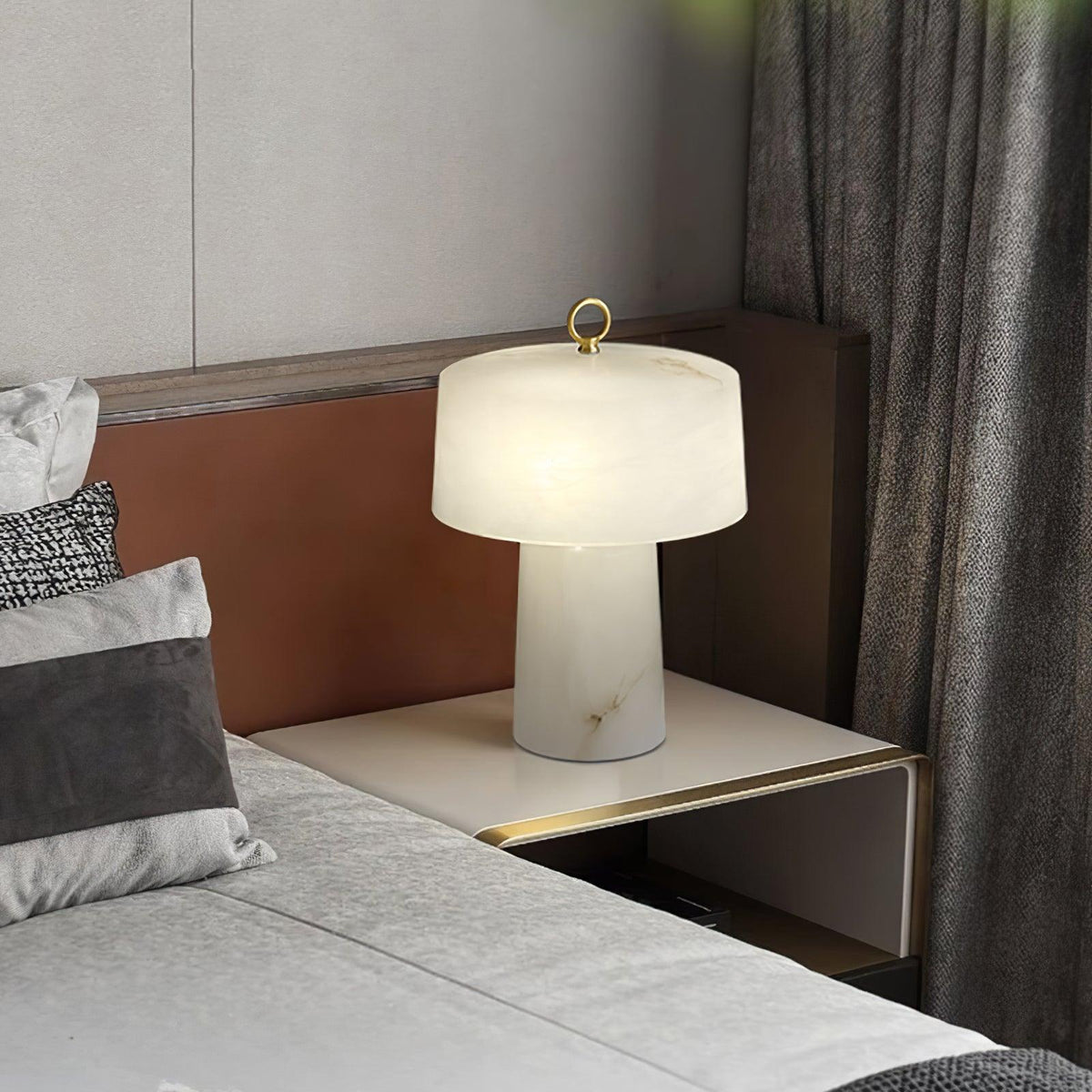 Eurvynyra bordslampa med trumma i alabaster