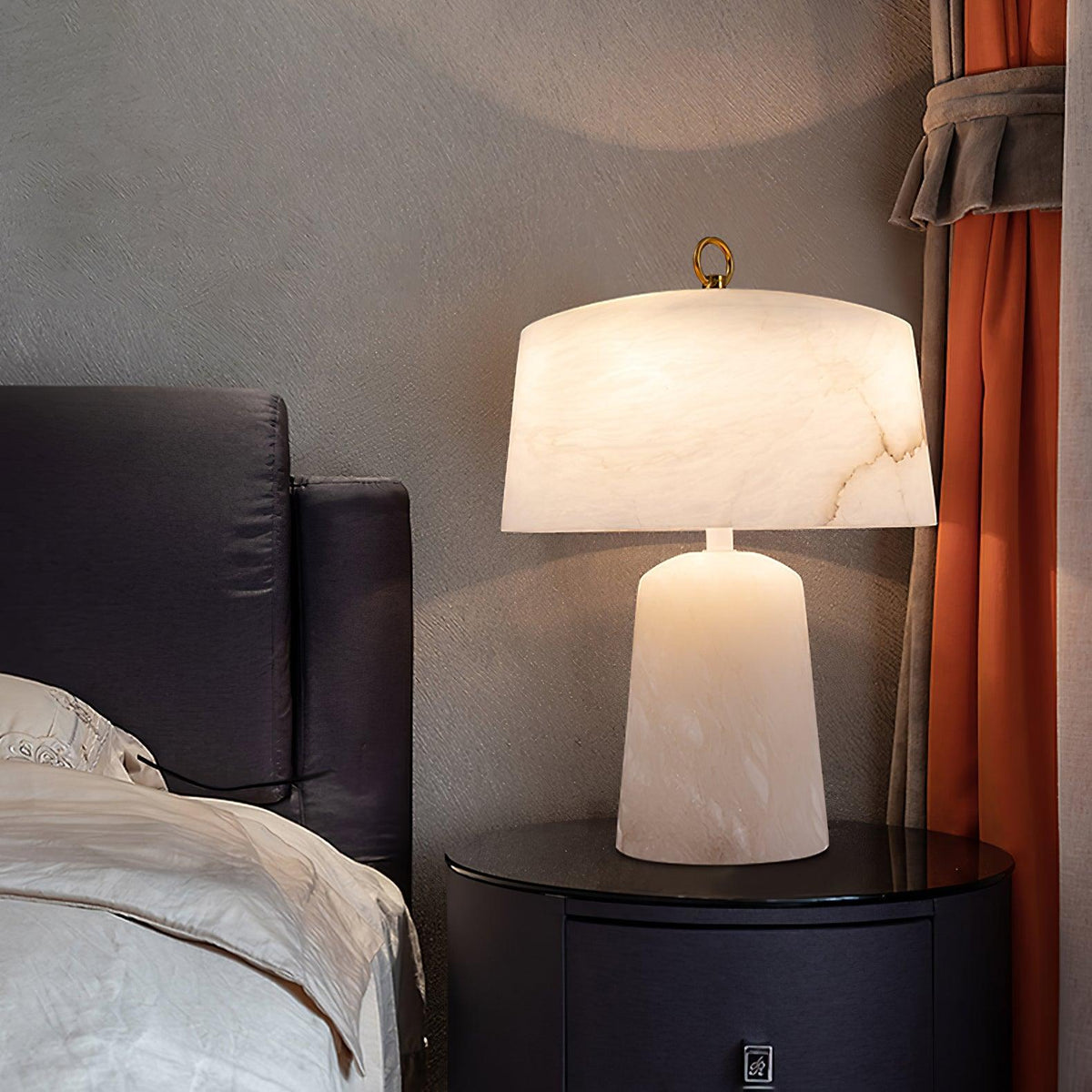 Eurvynyra bordslampa med trumma i alabaster
