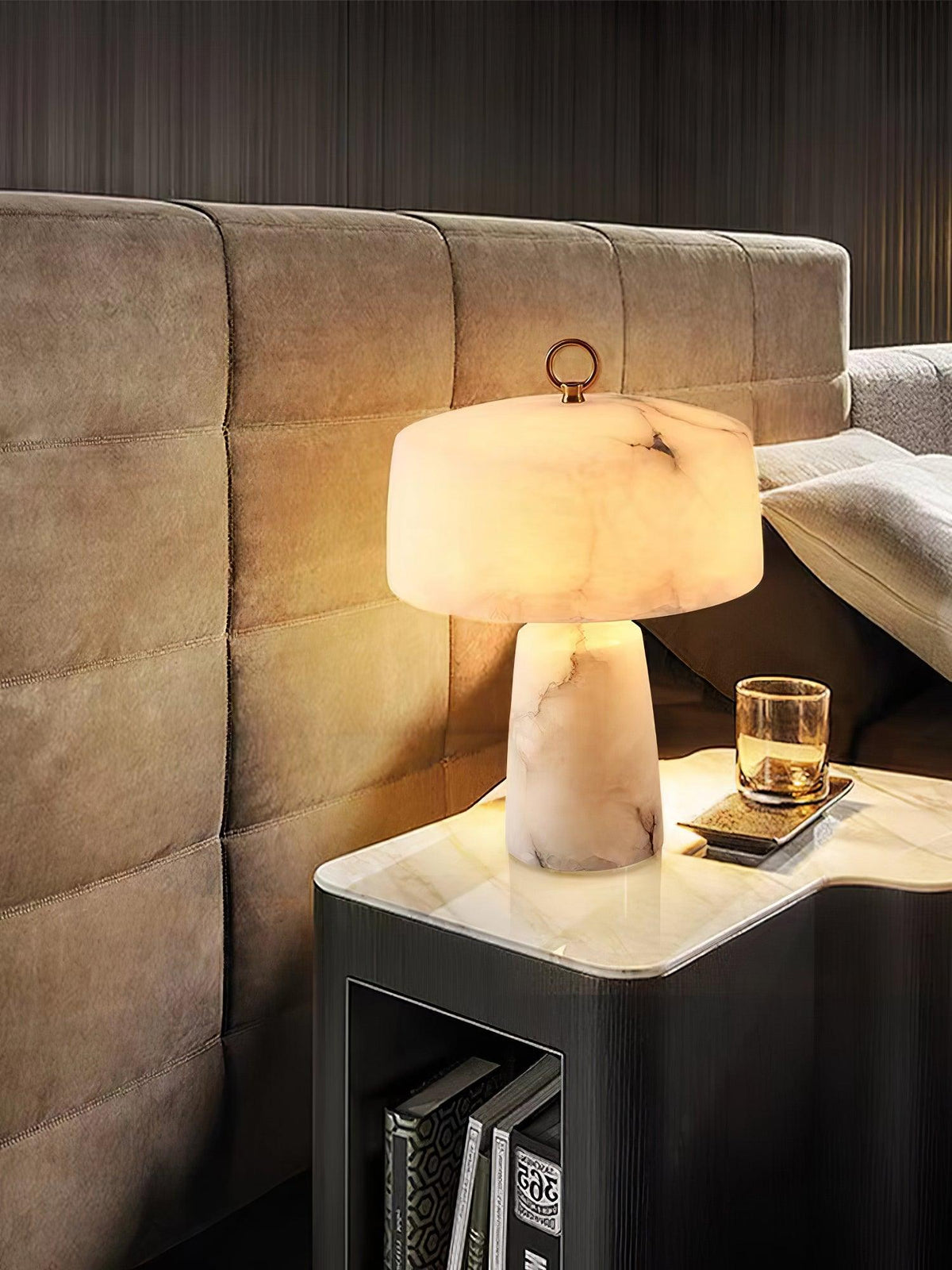 Eurvynyra bordslampa med trumma i alabaster