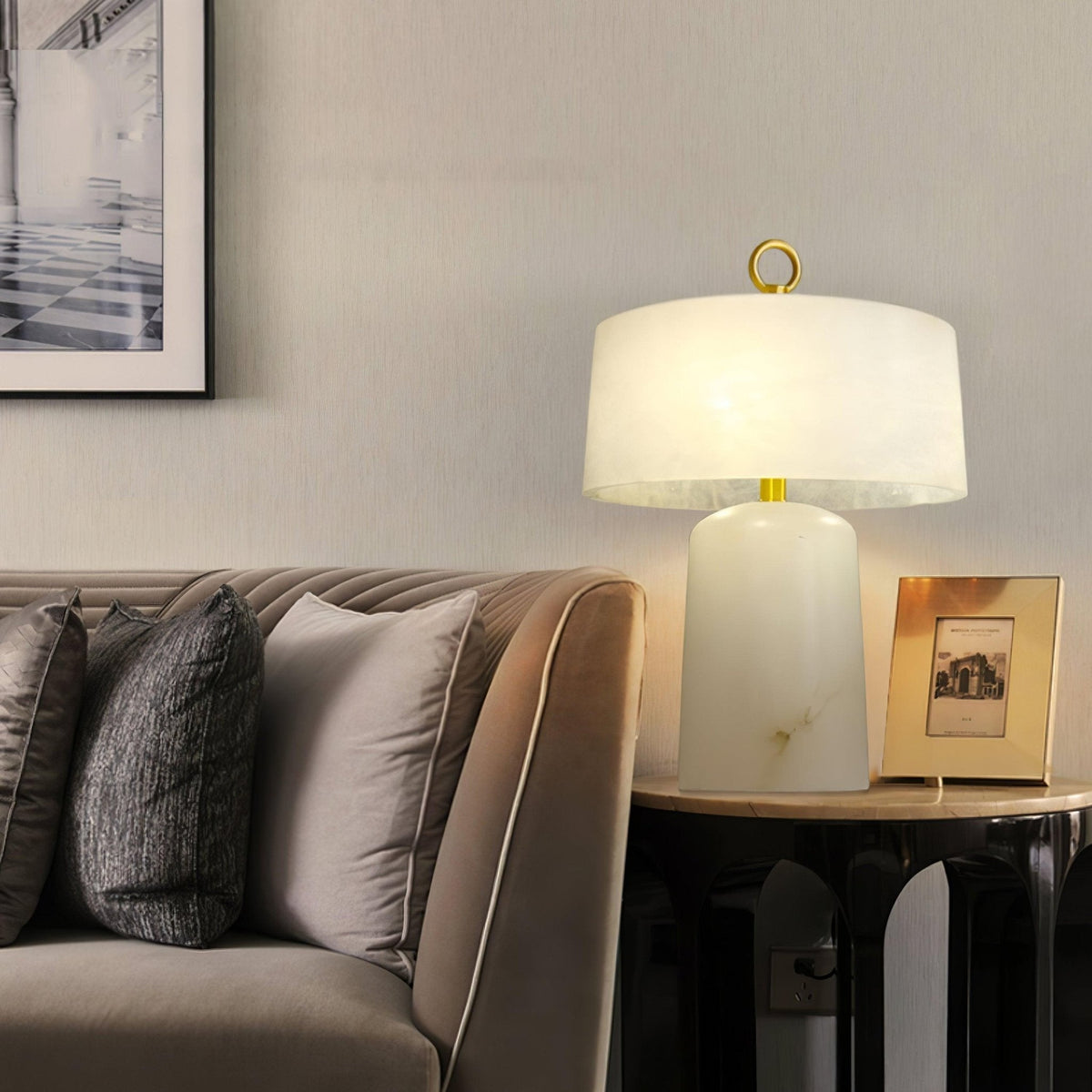 Eurvynyra bordslampa med trumma i alabaster