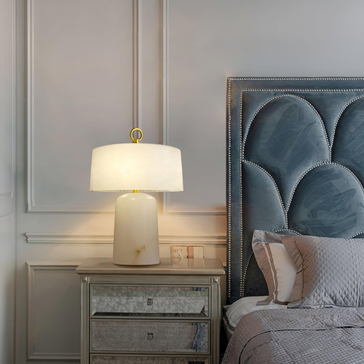 Eurvynyra bordslampa med trumma i alabaster