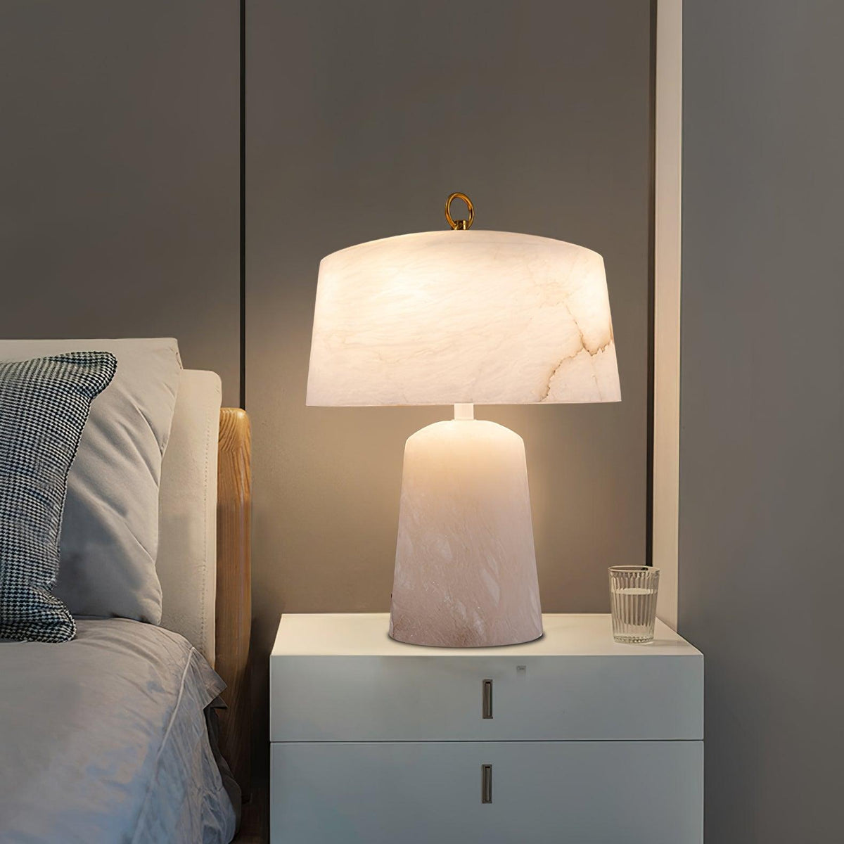 Eurvynyra bordslampa med trumma i alabaster