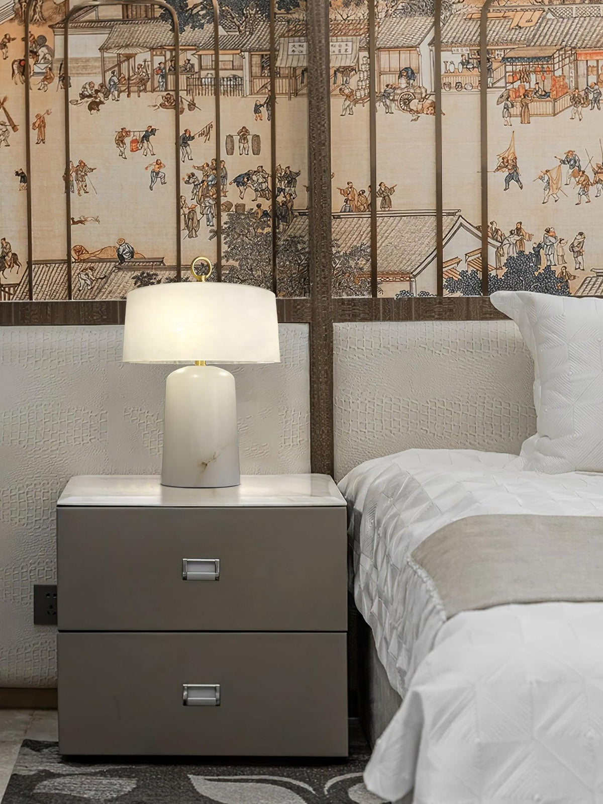 Eurvynyra bordslampa med trumma i alabaster