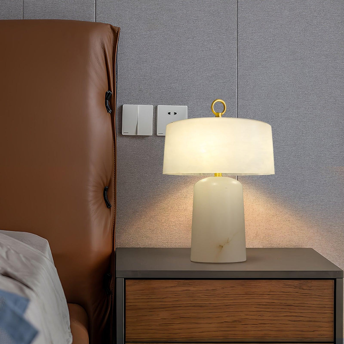 Eurvynyra bordslampa med trumma i alabaster