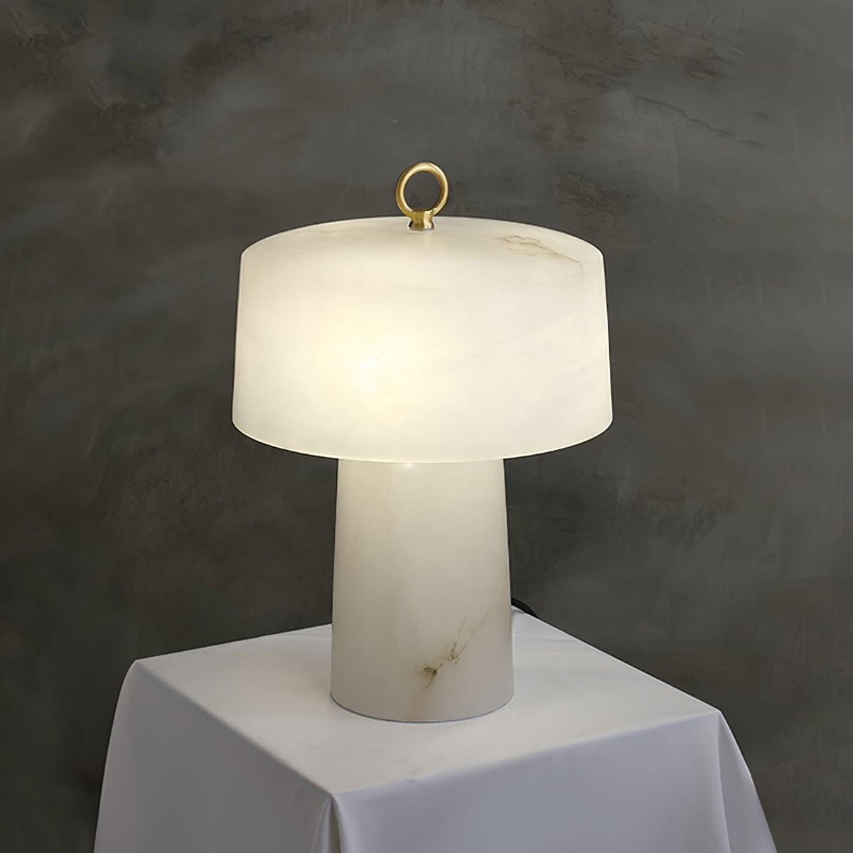 Eurvynyra bordslampa med trumma i alabaster
