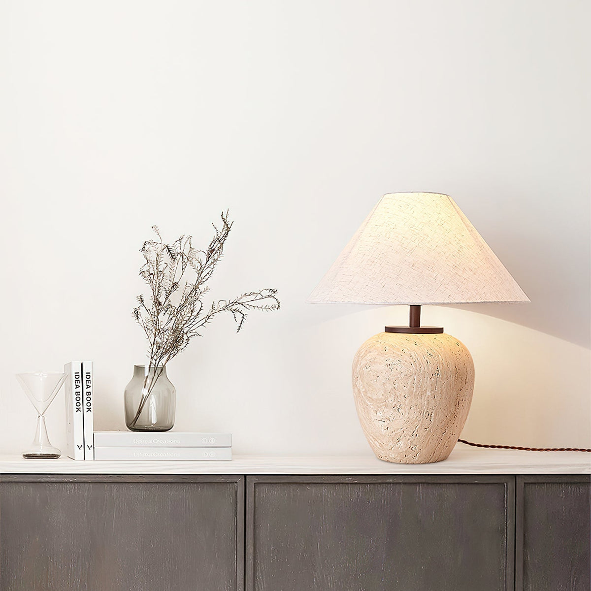 Cazorus kugleformet bordlampe i travertin