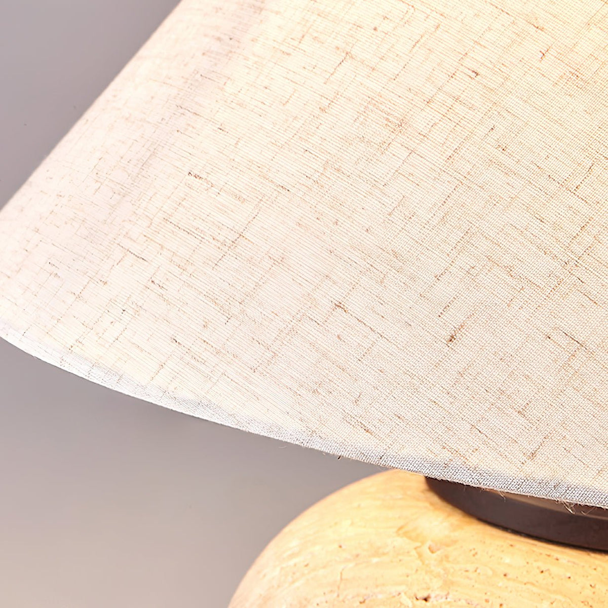 Cazorus kugleformet bordlampe i travertin