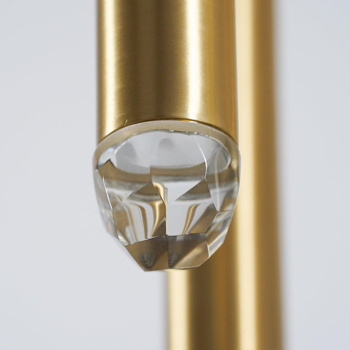 Lysekrone med poleret messing og krystalskærme, minimalistisk