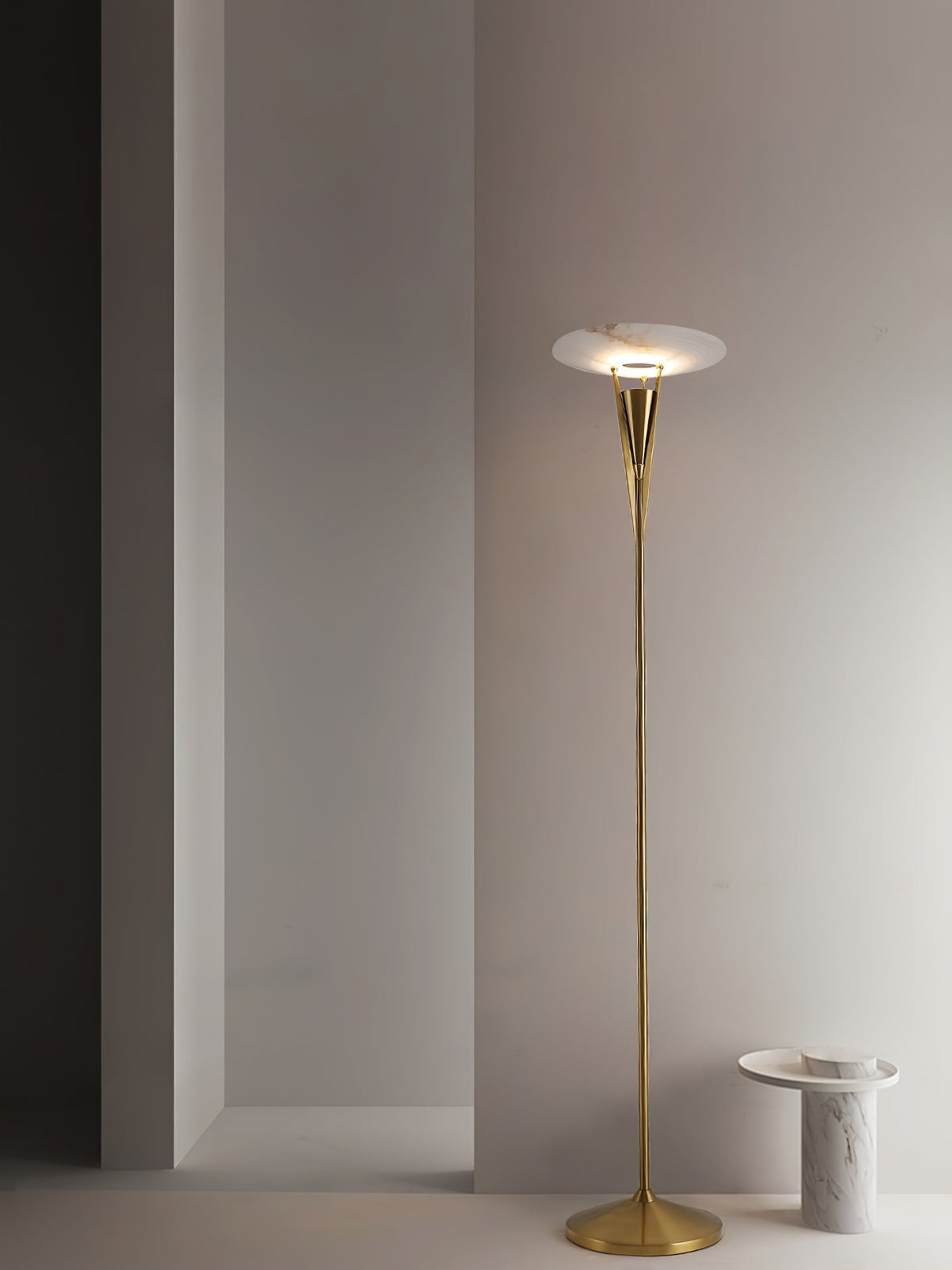 Veloros konformad golvlampa i alabaster