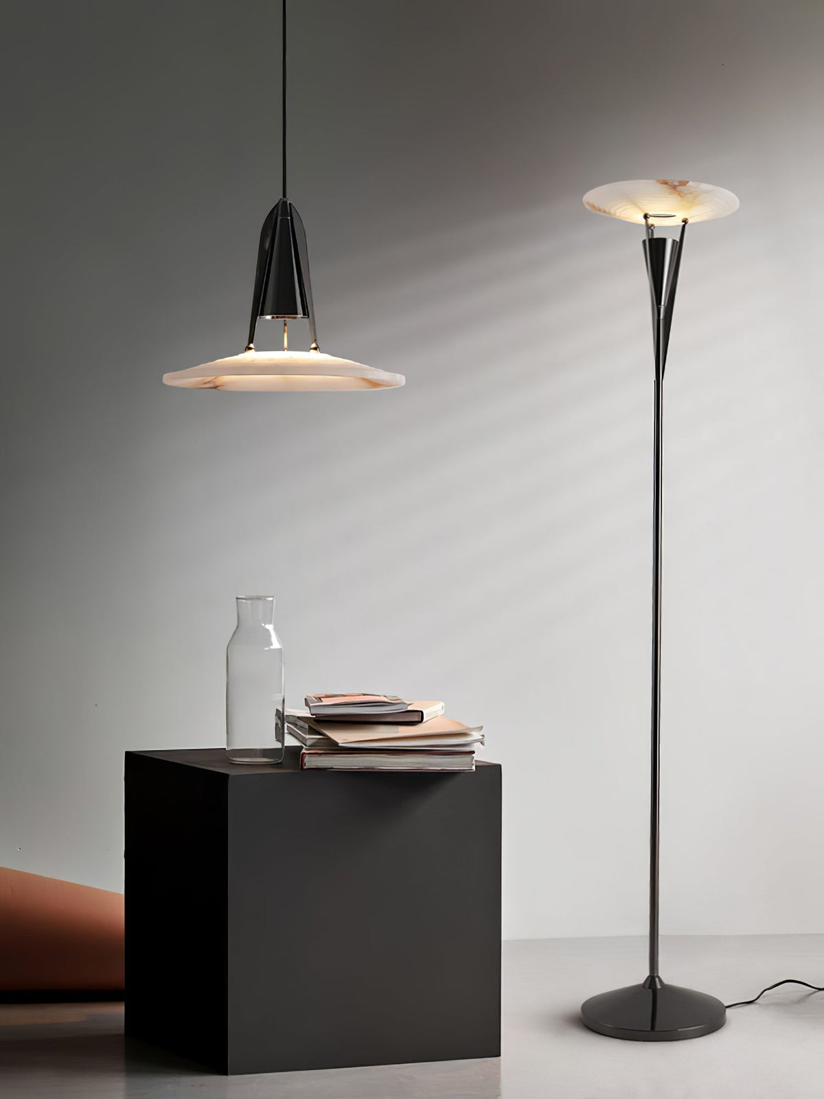Veloros konformad golvlampa i alabaster